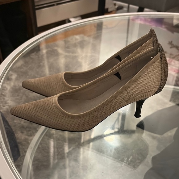 Tahari Cream Heels with Pointed Toe and Textured Finish - Picture 10 of 15
